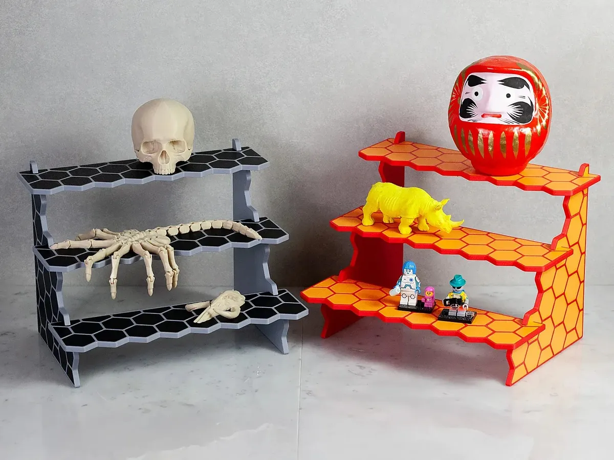Expositor de tres niveles para maquetas y figuras