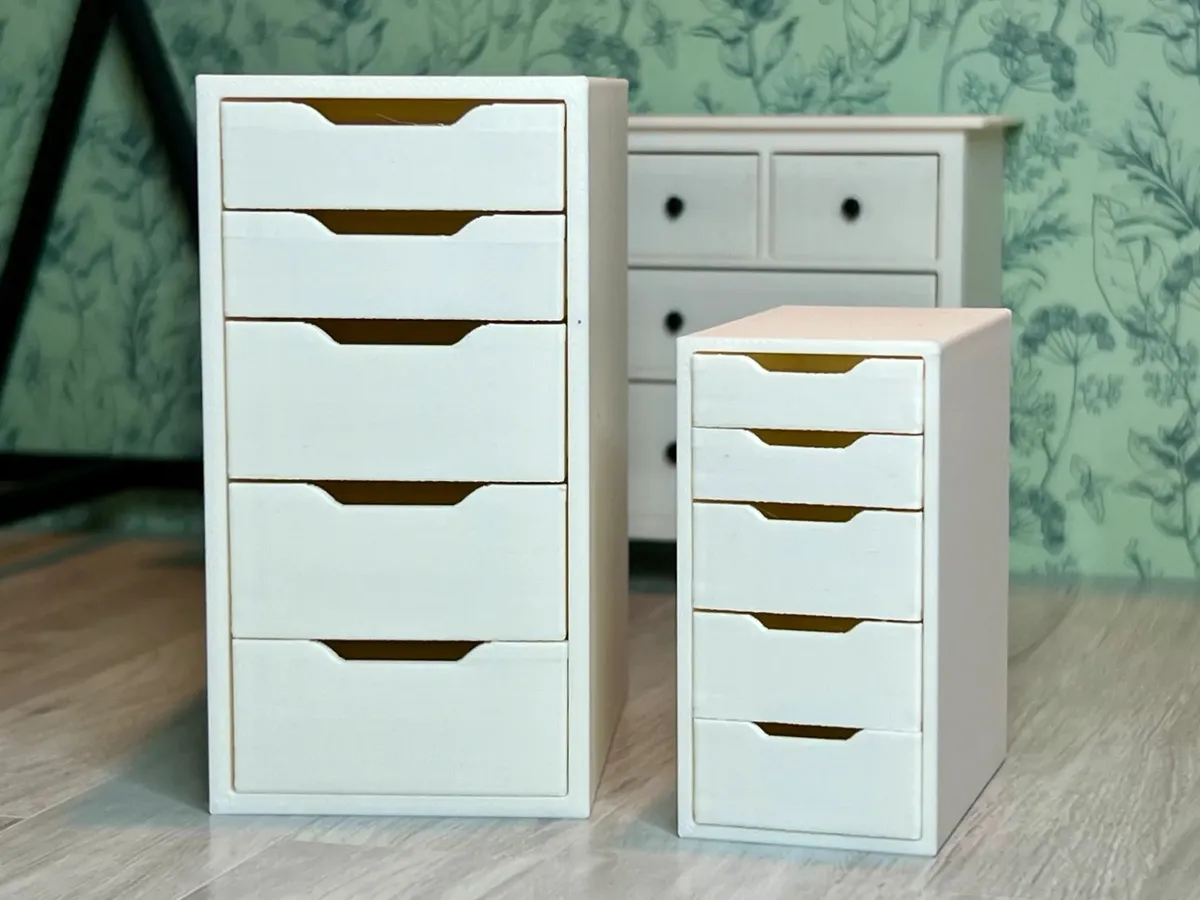 Cajonera moderna en miniatura para casa de muñecas