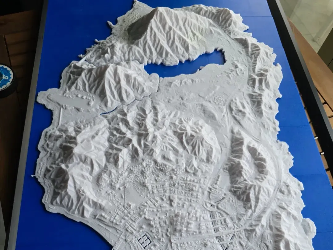 Maqueta en miniatura de ciudad ficticia de videojuego