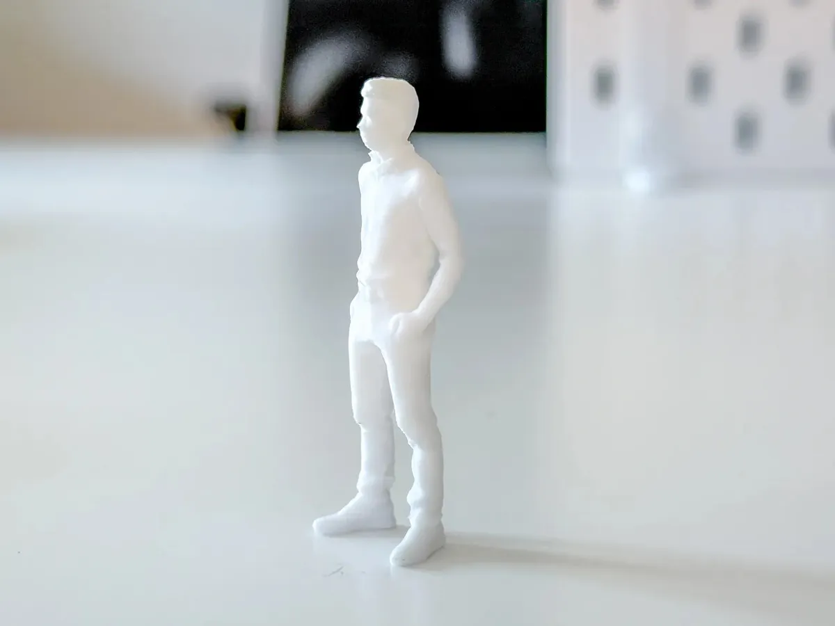 Figura de hombre parado en miniatura para dioramas
