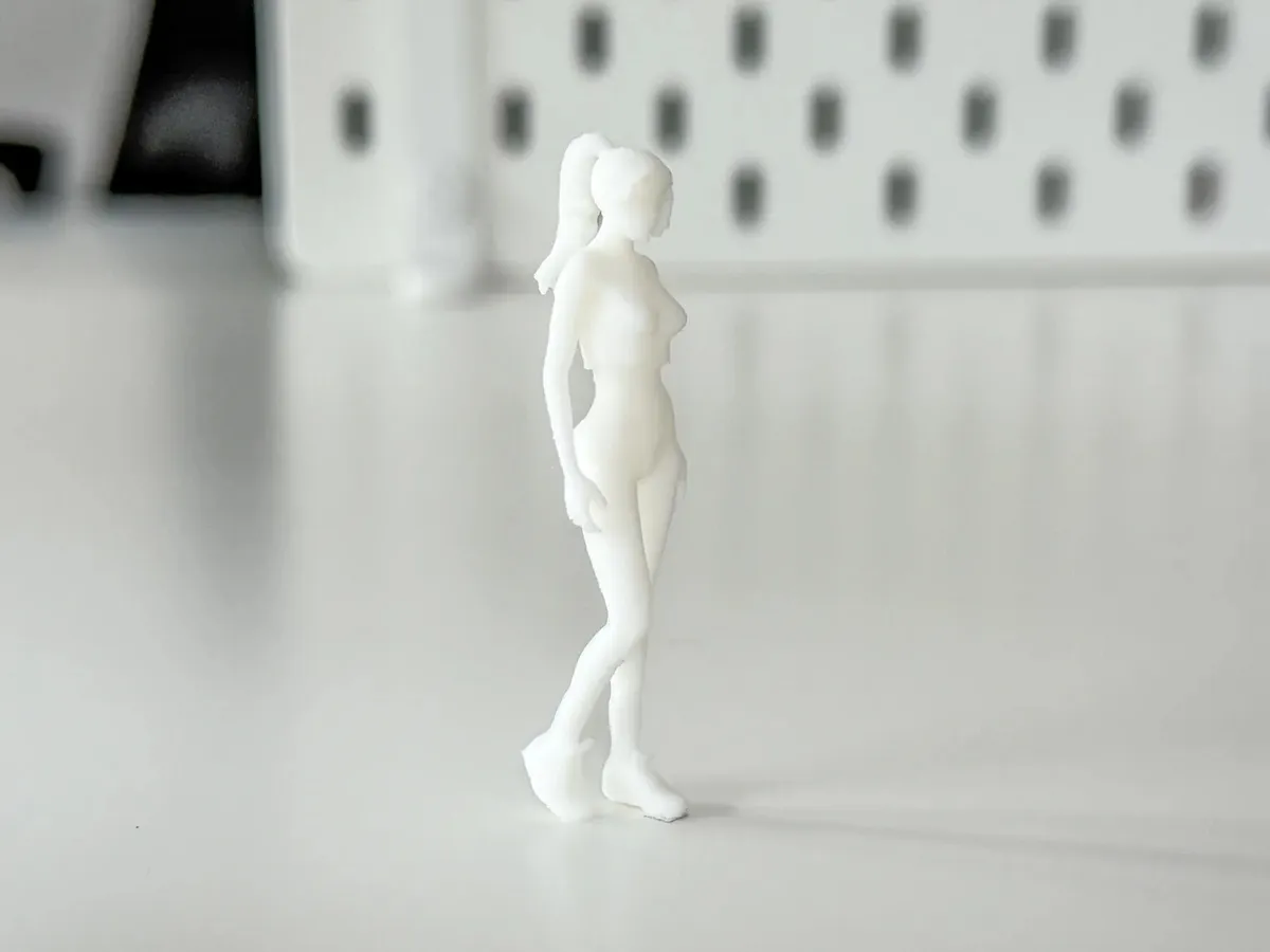Figura de mujer deportista en miniatura para dioramas