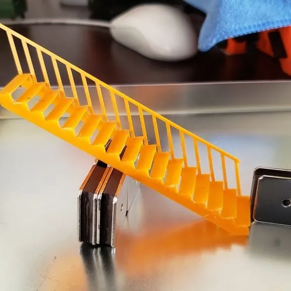 Escalera recta con huella y contrahuella reglamentarias, escala 1:50