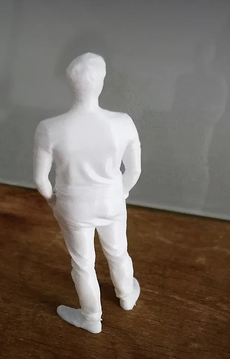 Figura humana con bolsas de compras, escala 1:20