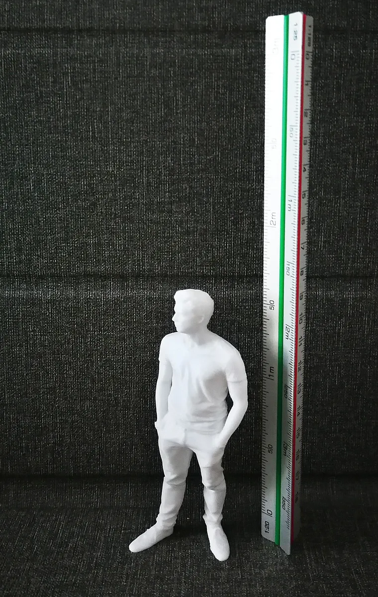 Figura humana paseando un perro, escala 1:20