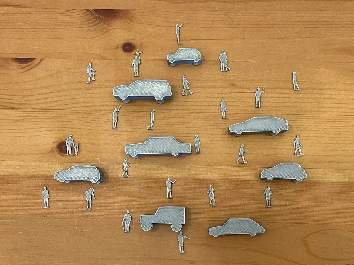Juego de veinte figuras humanas sentadas y de pie, escala 1:100