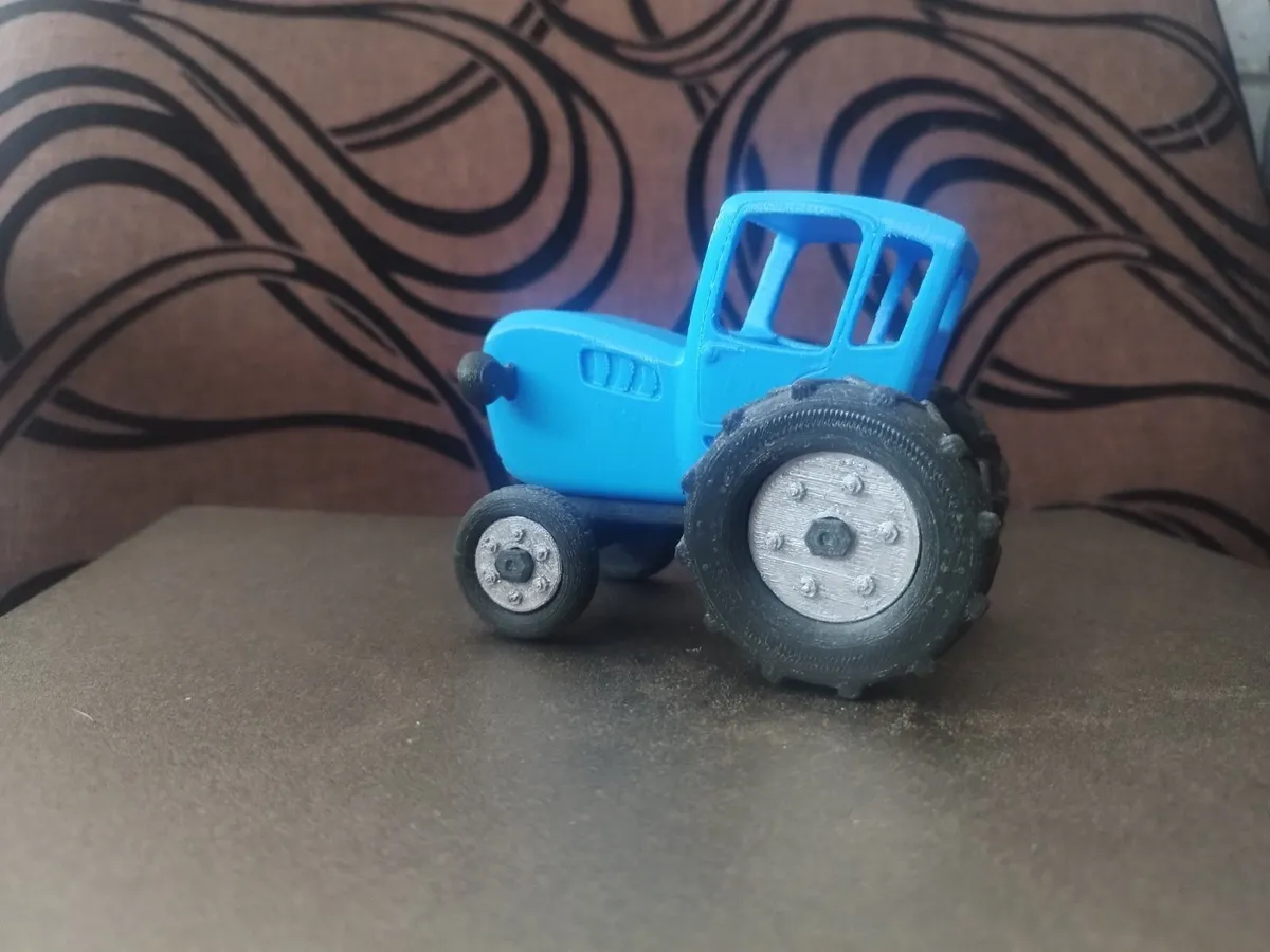 Tractor de juguete con ruedas que giran