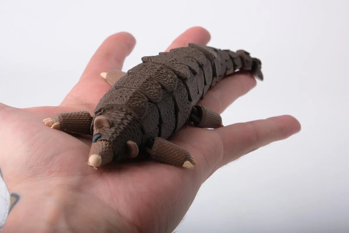 Pangolín articulado con textura tejida
