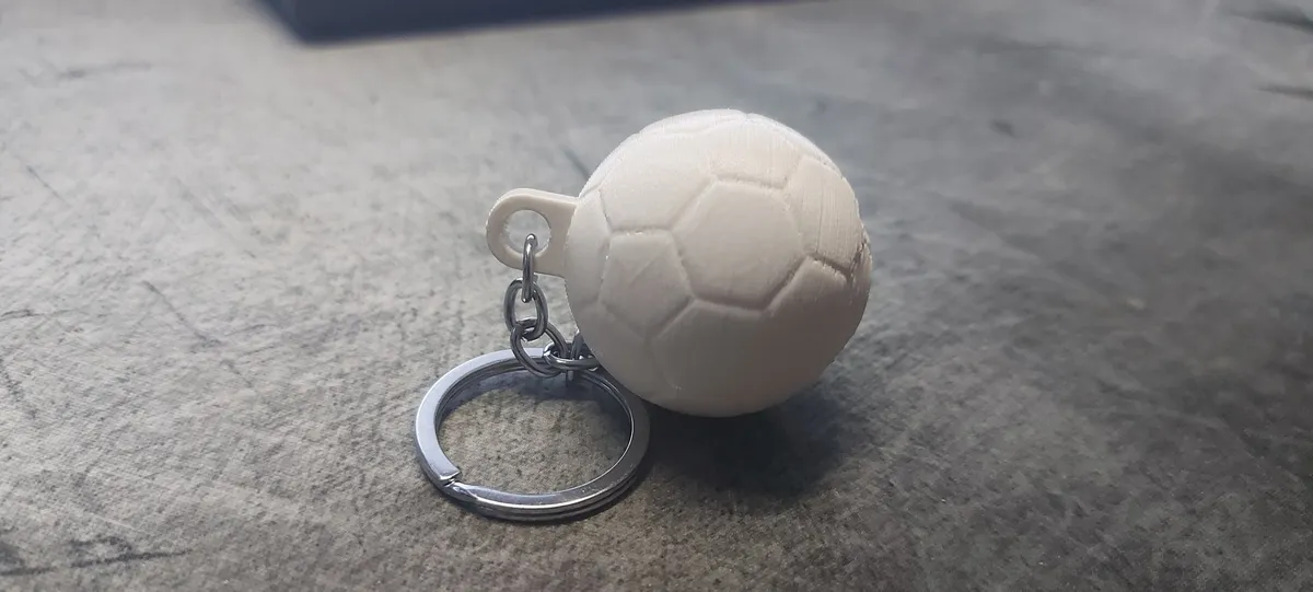 Llavero de pelota de fútbol clásica