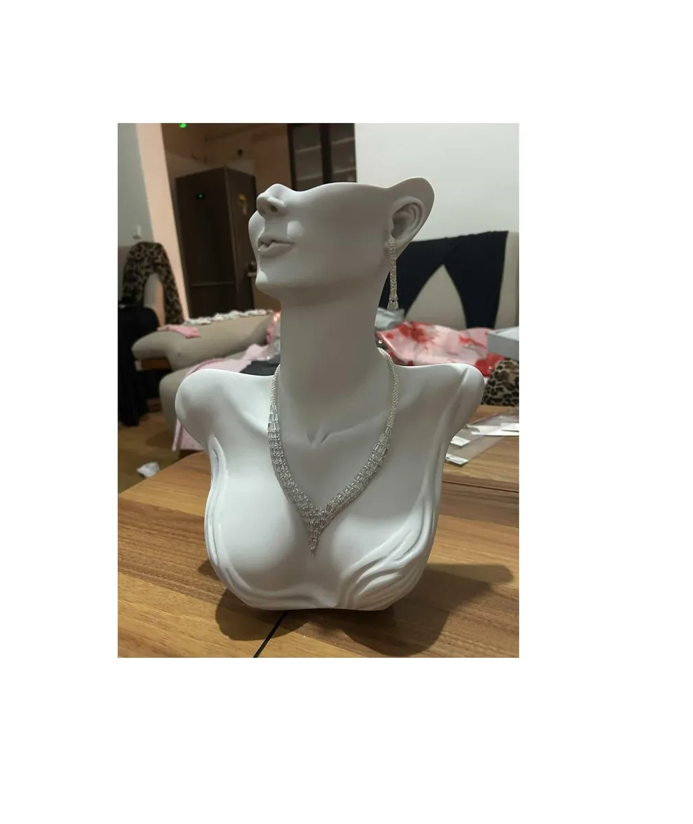 Busto moderno para collares y aros