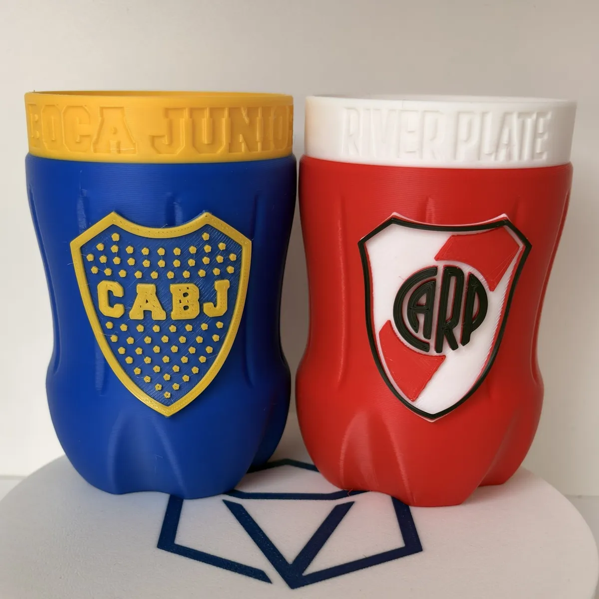Vaso de botella cortada con escudos de clubes