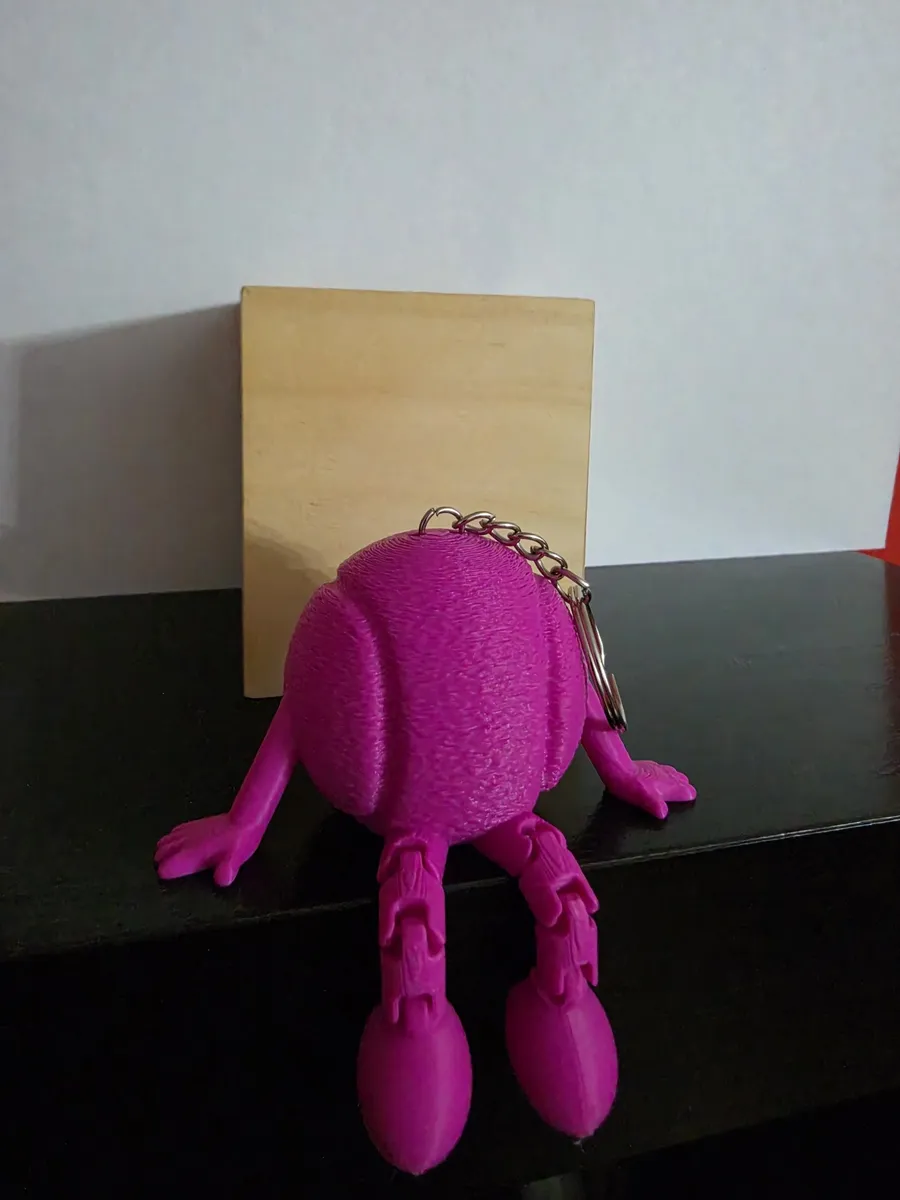 Llavero de pelota de pádel con patitas