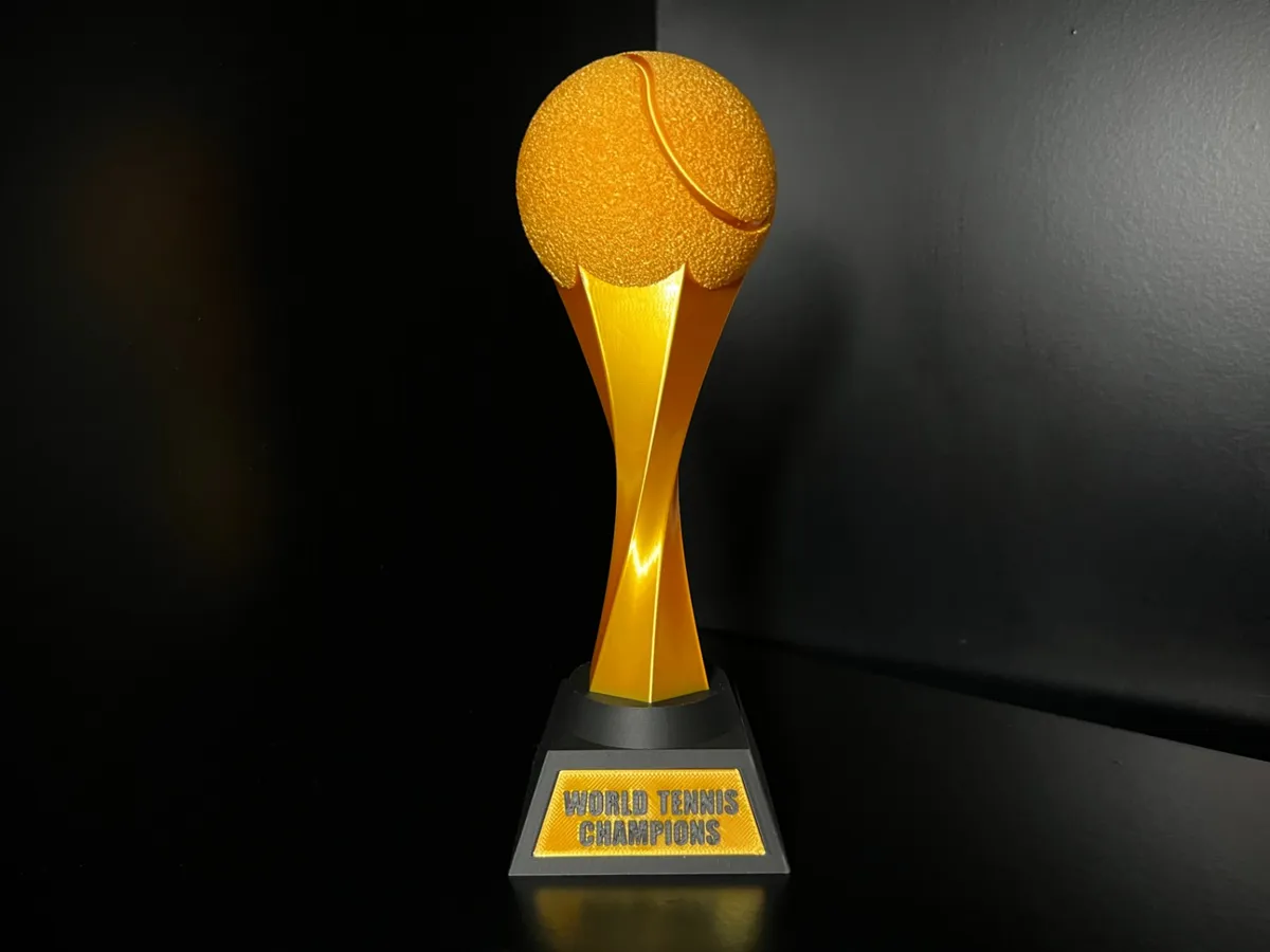 Trofeo de pádel con la pelota arriba