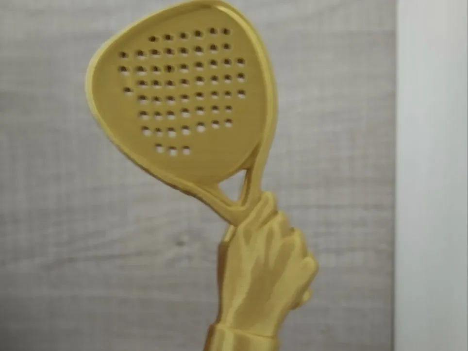 Trofeo de pádel de la mano con la pala