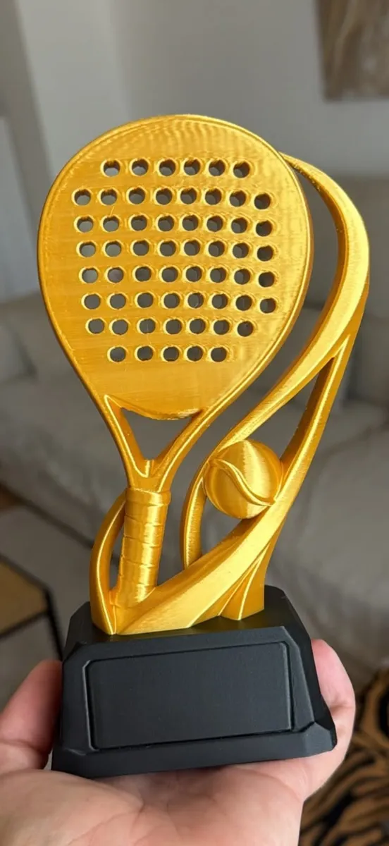 Trofeo de pádel con pala y pelota en dos colores