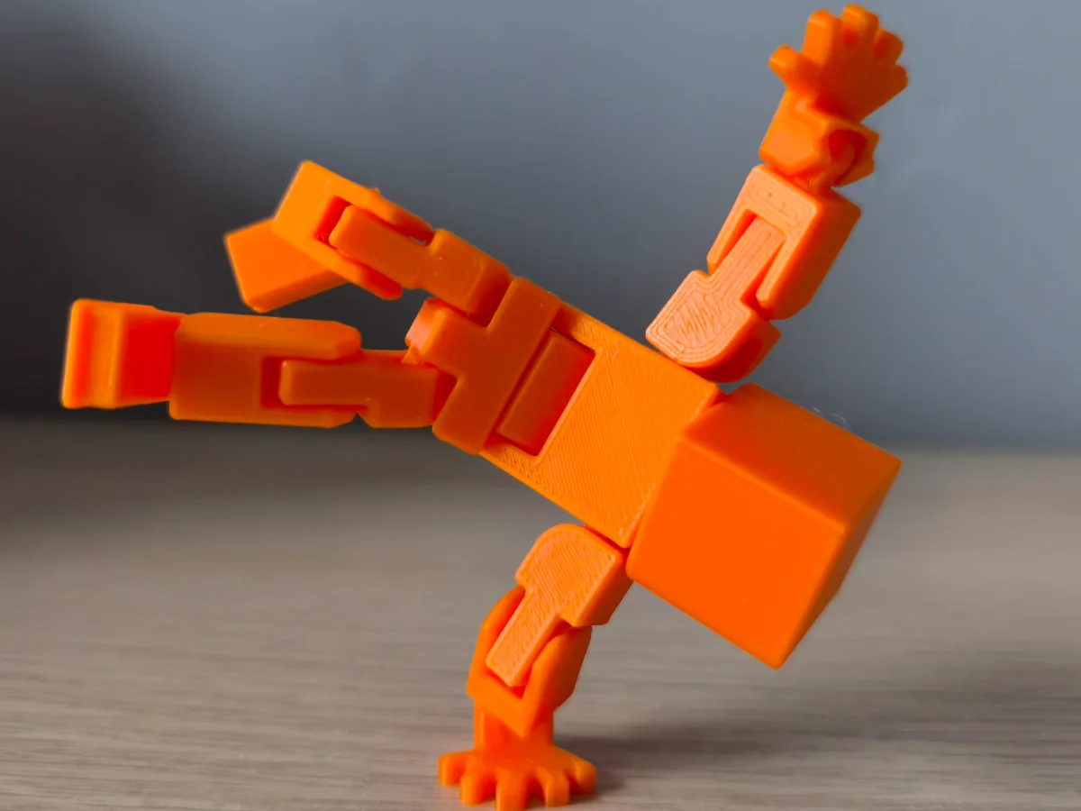 Muñeco articulado estilo pixelado
