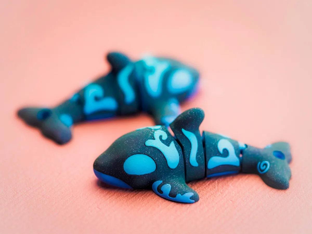 Orca articulada con dibujo tribal