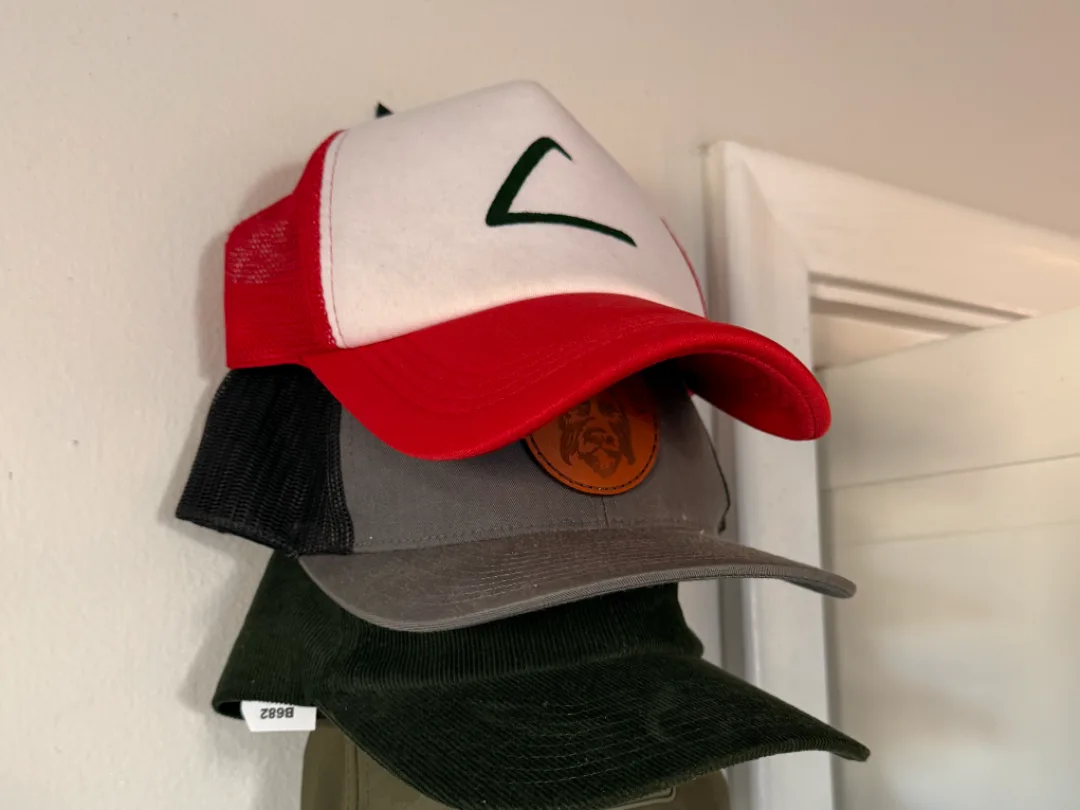 Perchero de pared para cuatro gorras