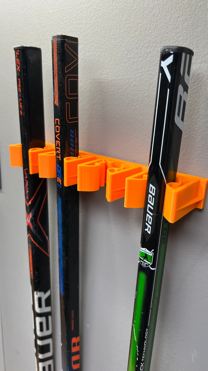 Soporte de pared para cuatro palos de hockey