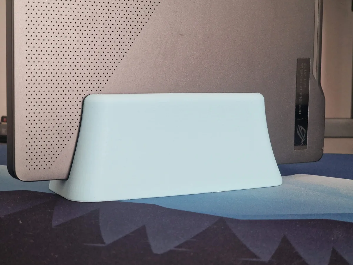 Soporte vertical minimalista para notebook