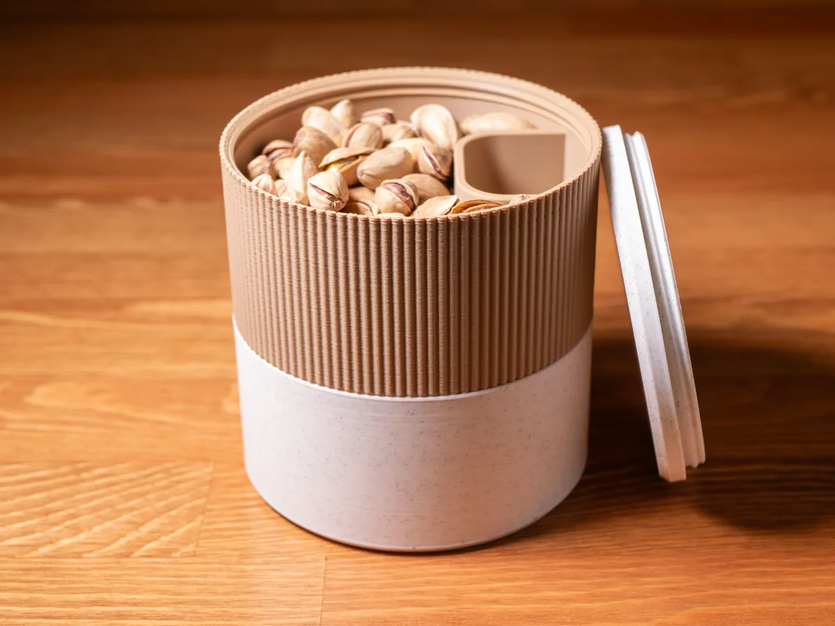 Bol para pistachos con cáscaras separadas