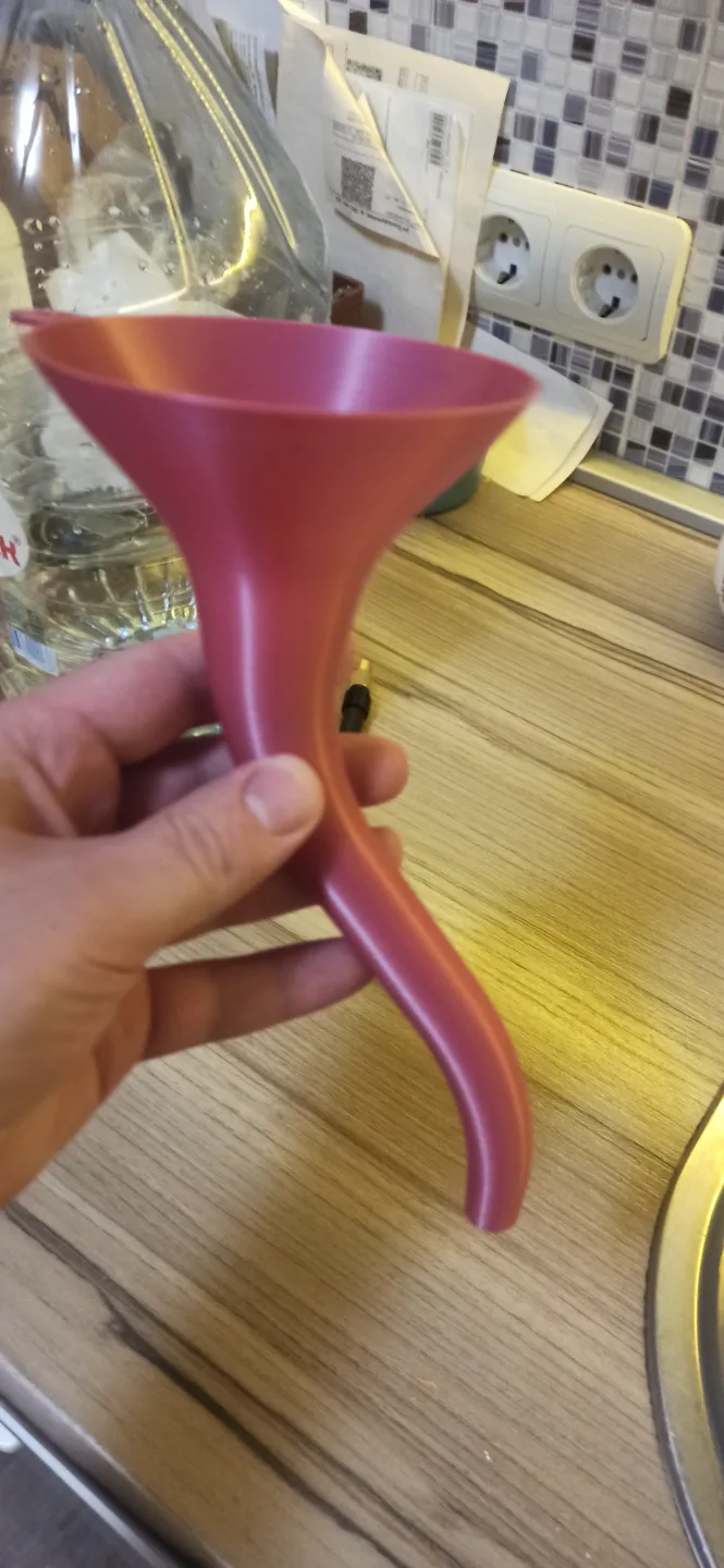 Embudo curvo para aceite de moto