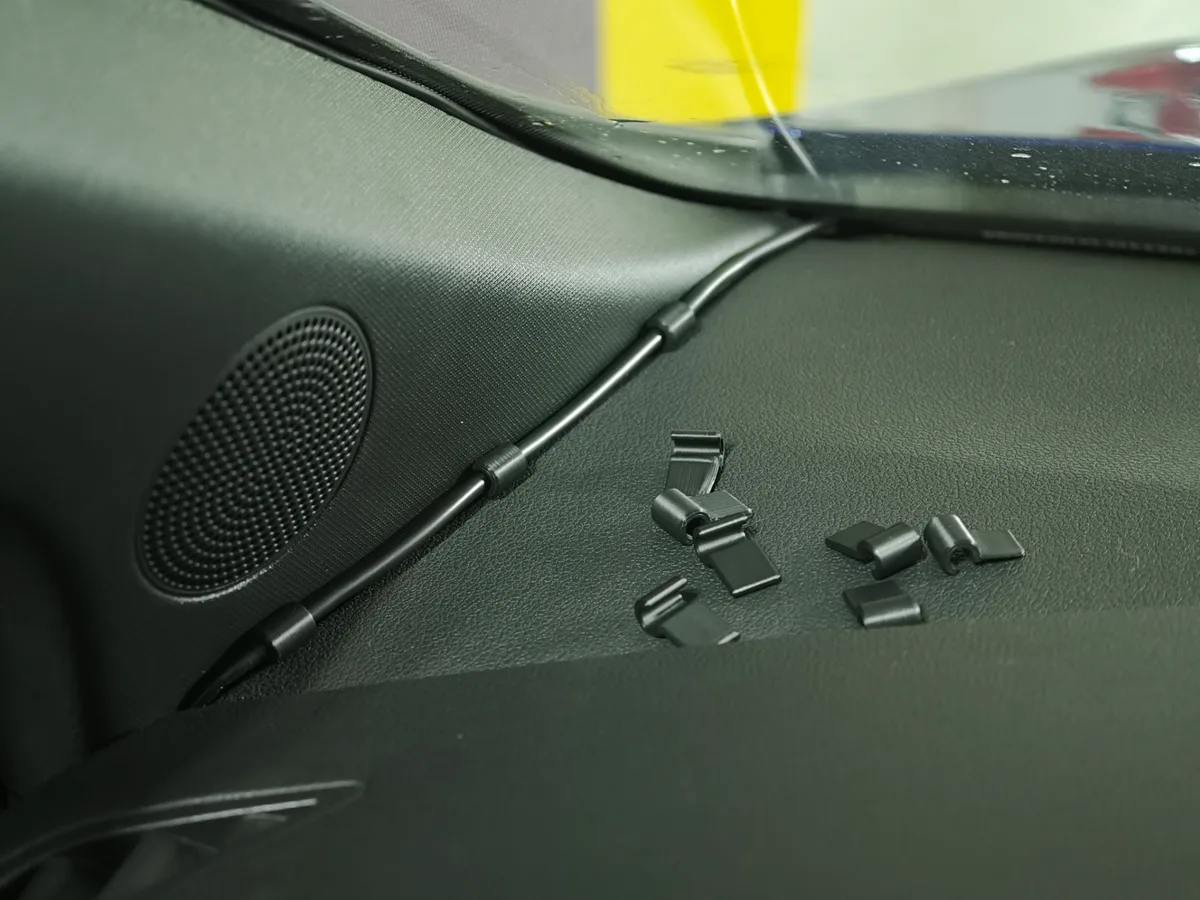 Clip para cables del tablero del auto