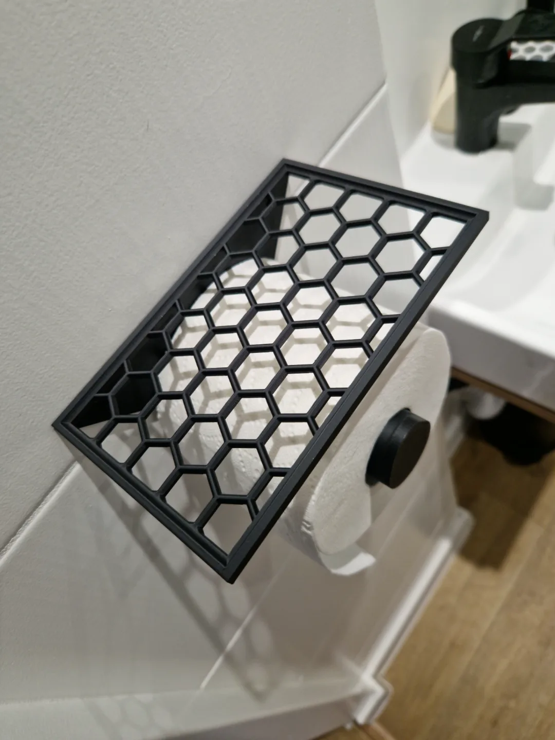 Portarrollo con repisa hexagonal
