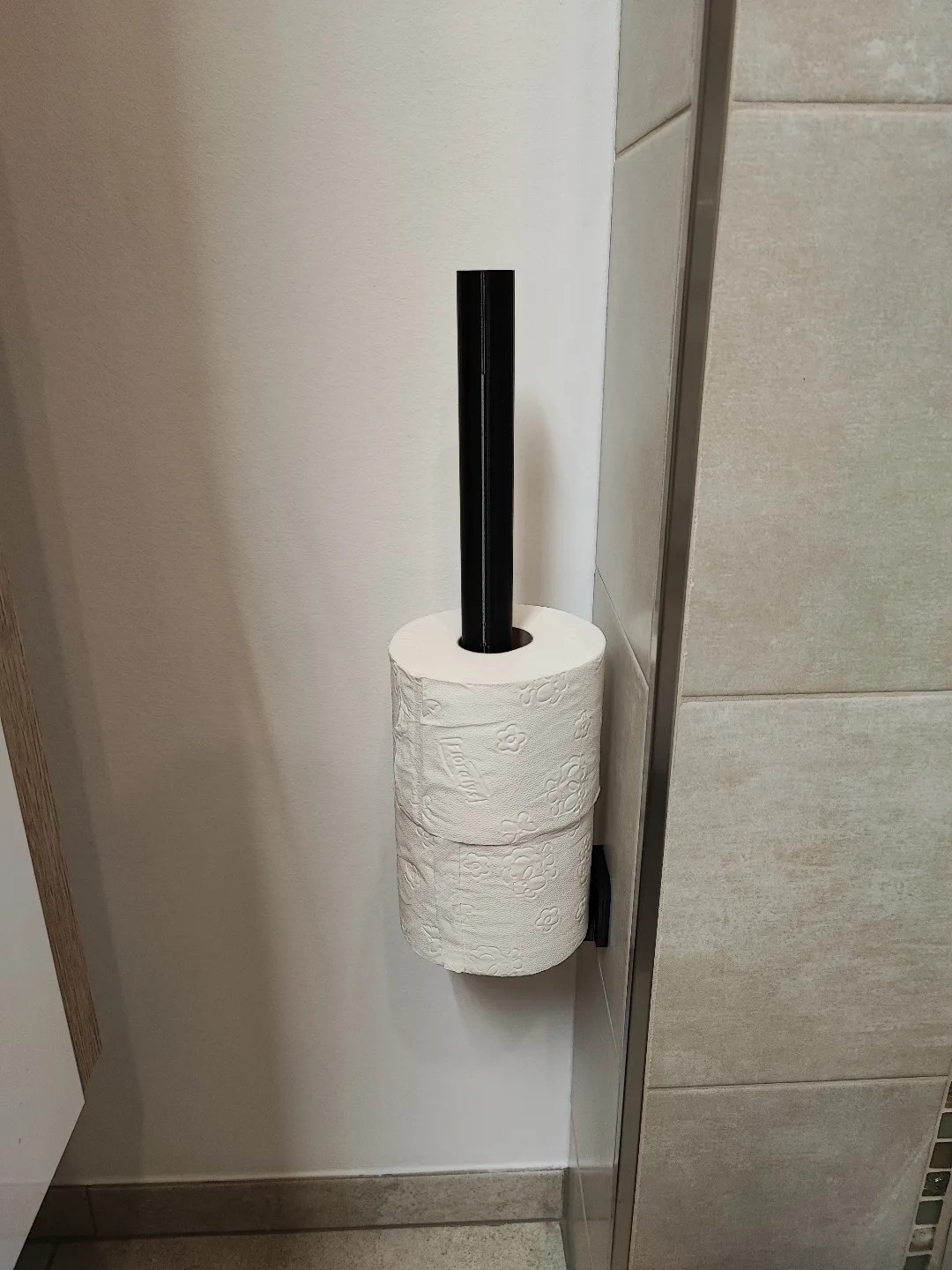 Portarrollo con tapa para el baño