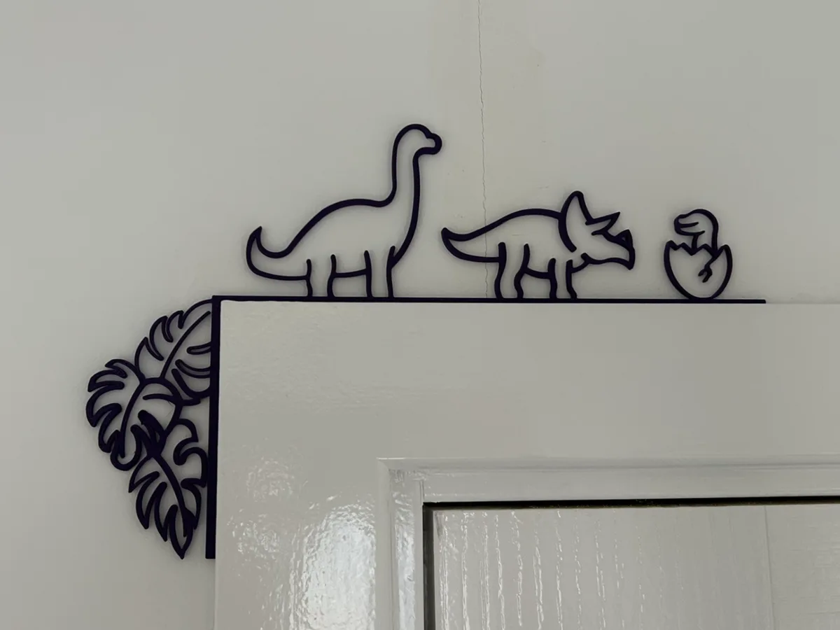 Esquinero de puerta con dinosaurio