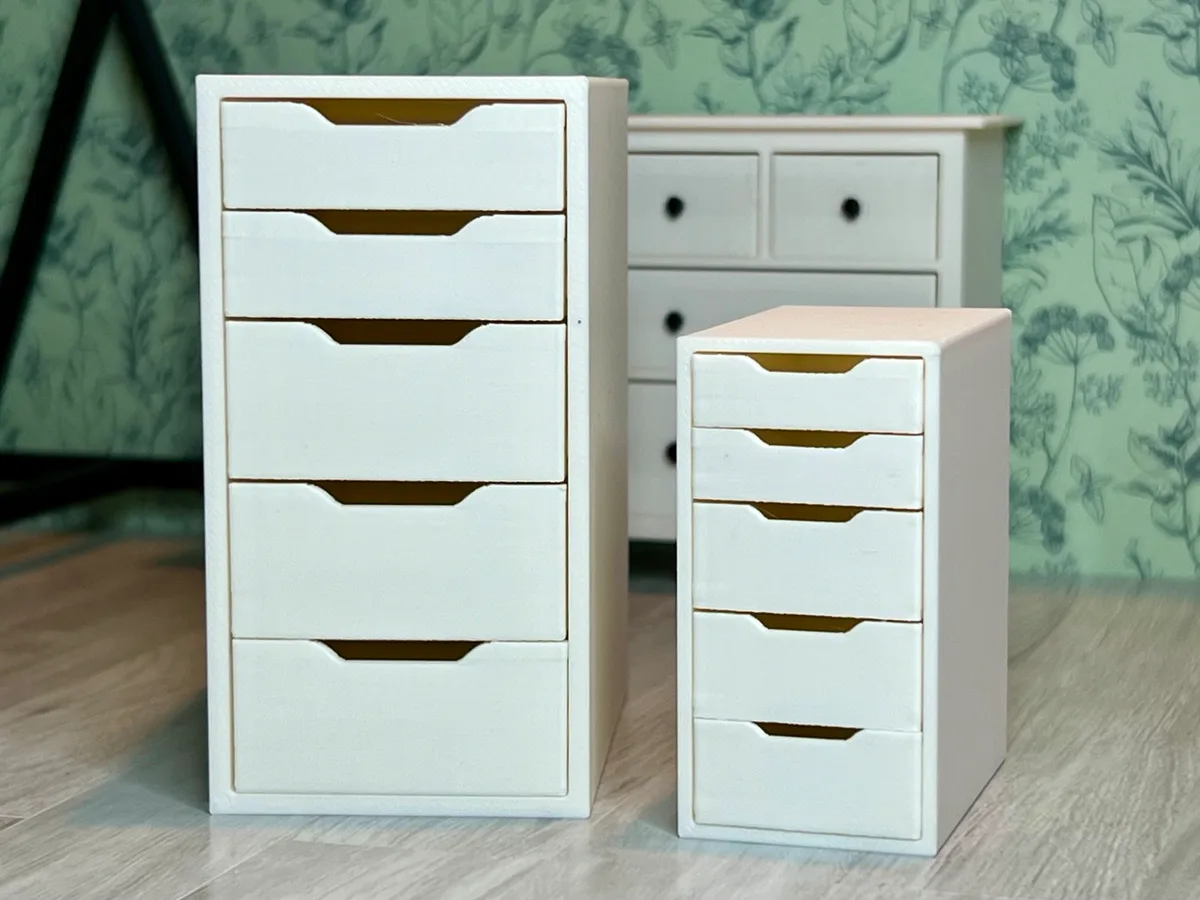 Cajonera en miniatura para casa de muñecas