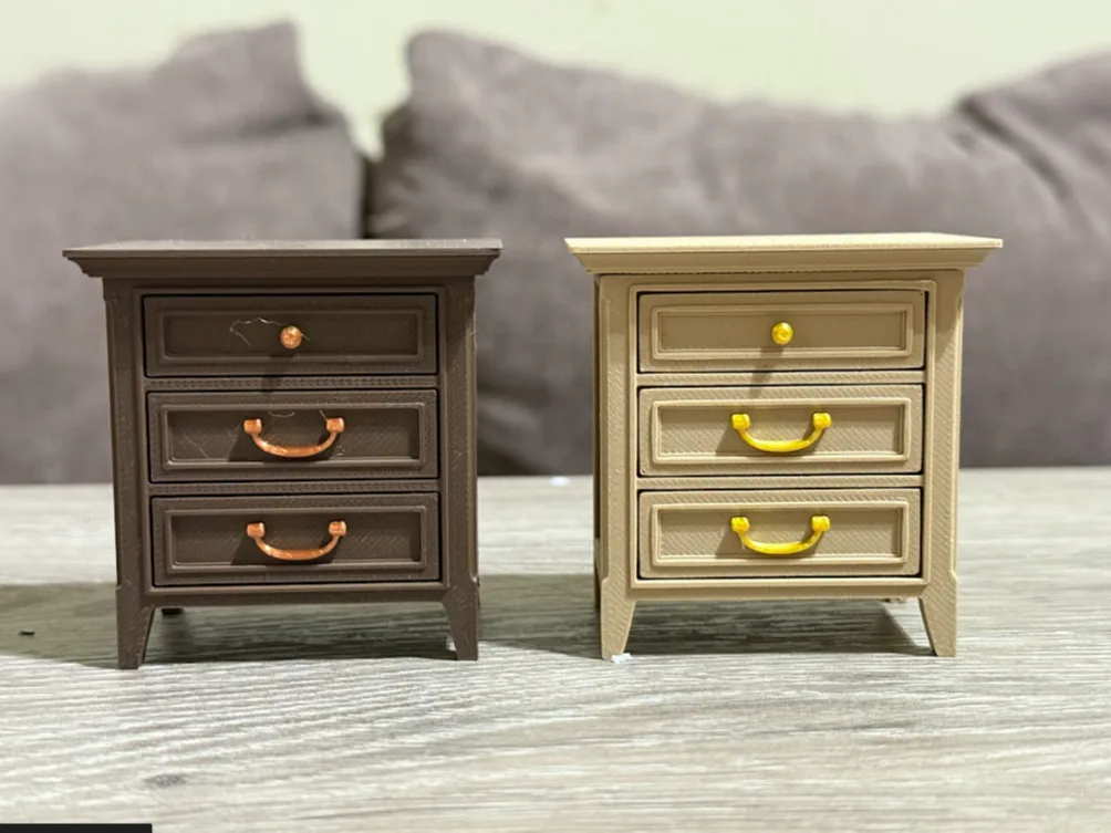 Mesa de luz de tres cajones en miniatura