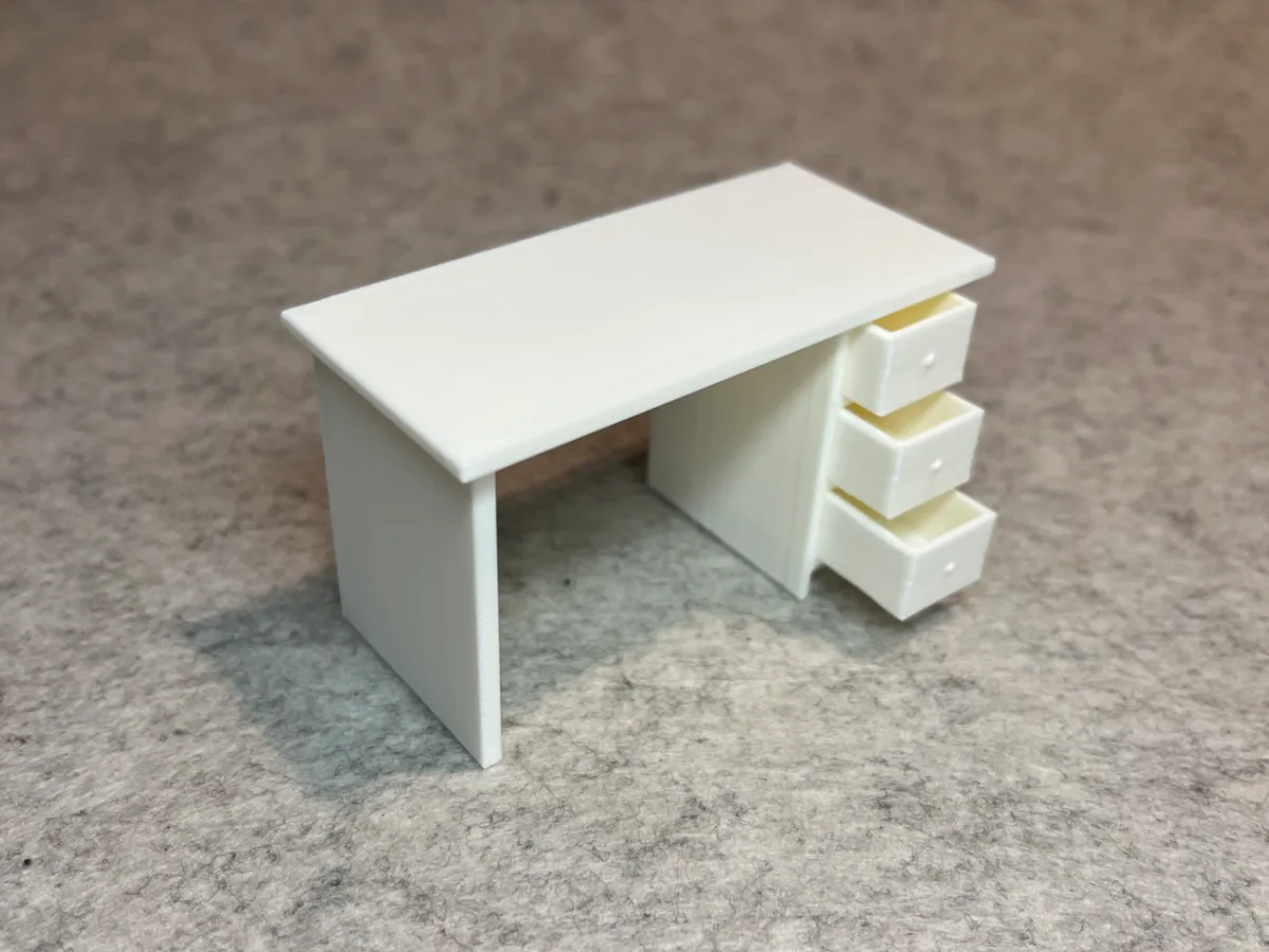 Escritorio de computadora en miniatura