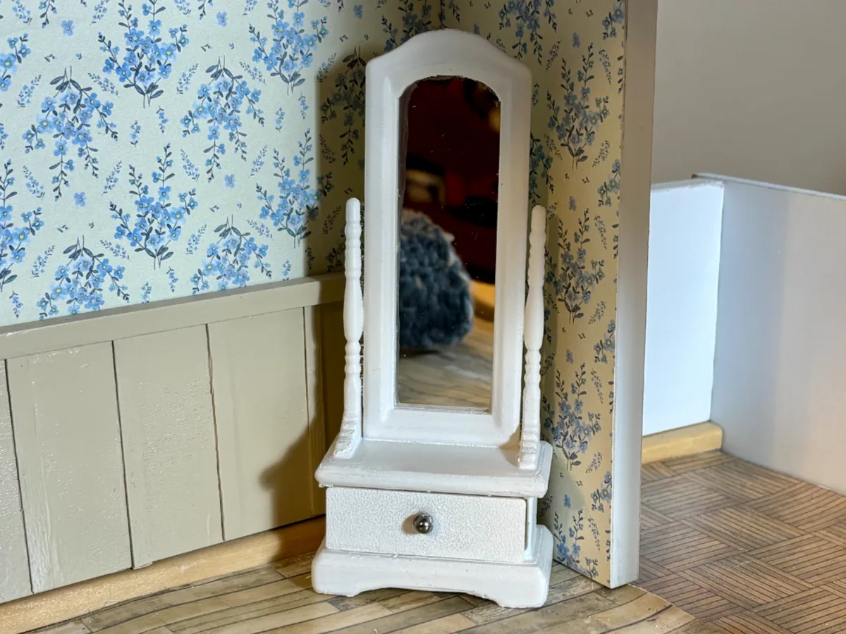 Espejo de pie con cajón en miniatura