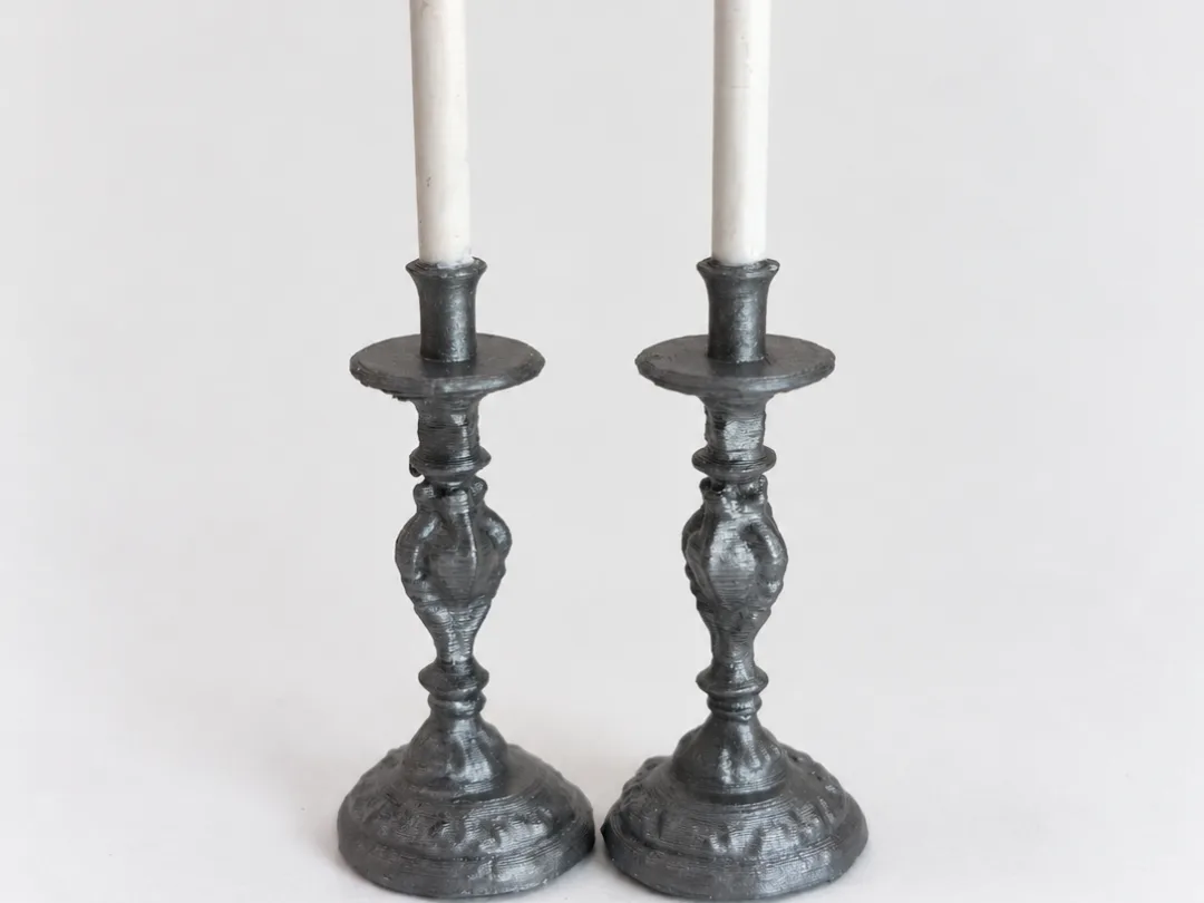 Candelabros con velas en miniatura