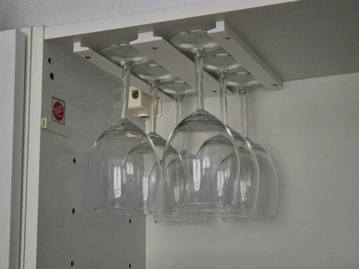 Riel para colgar copas de vino