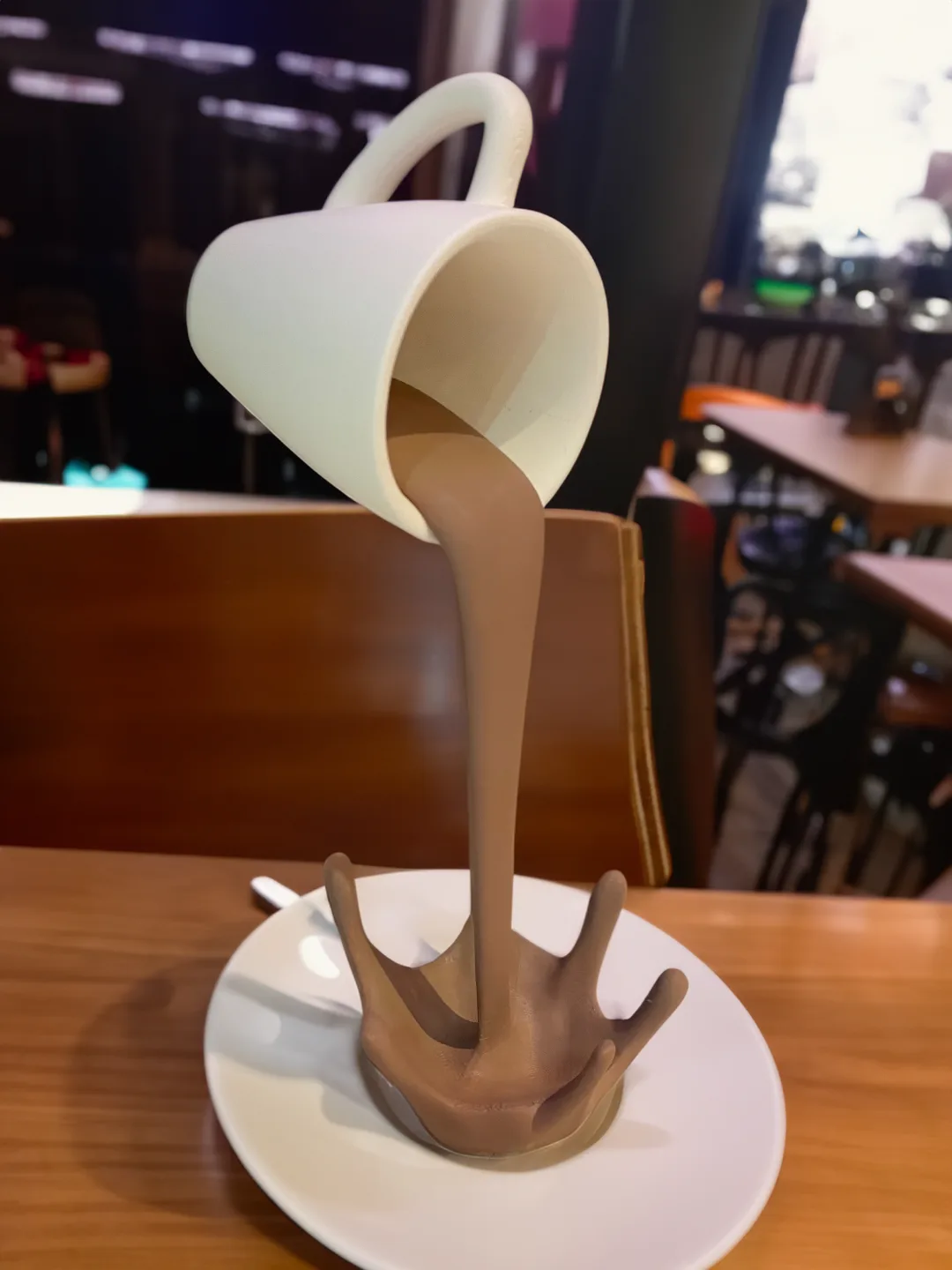 Escultura de taza flotante