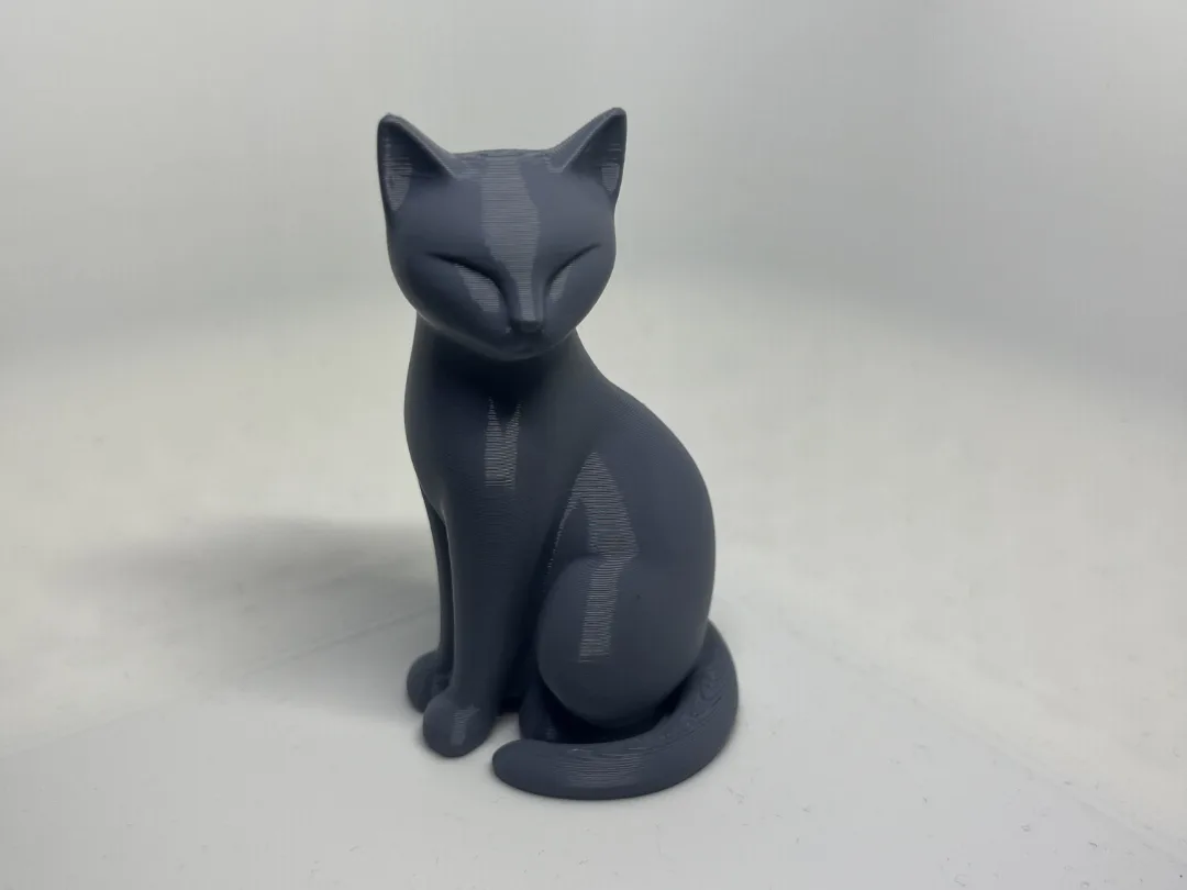 Escultura moderna de gato