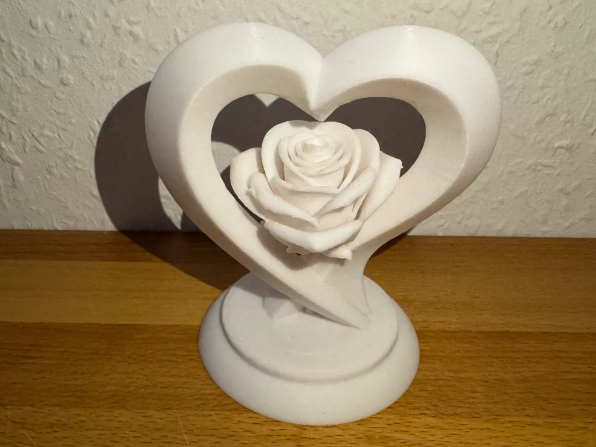 Escultura de corazón con rosa