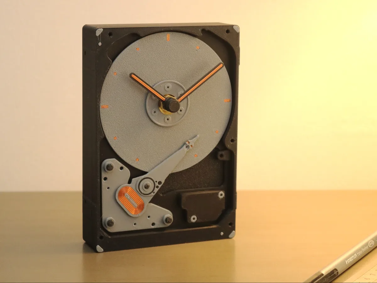 Reloj hecho con un disco rígido