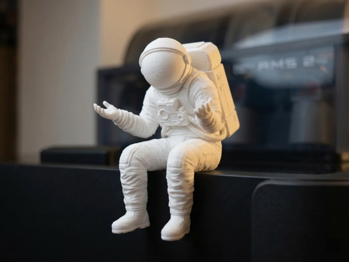 Astronauta desconcertado de adorno