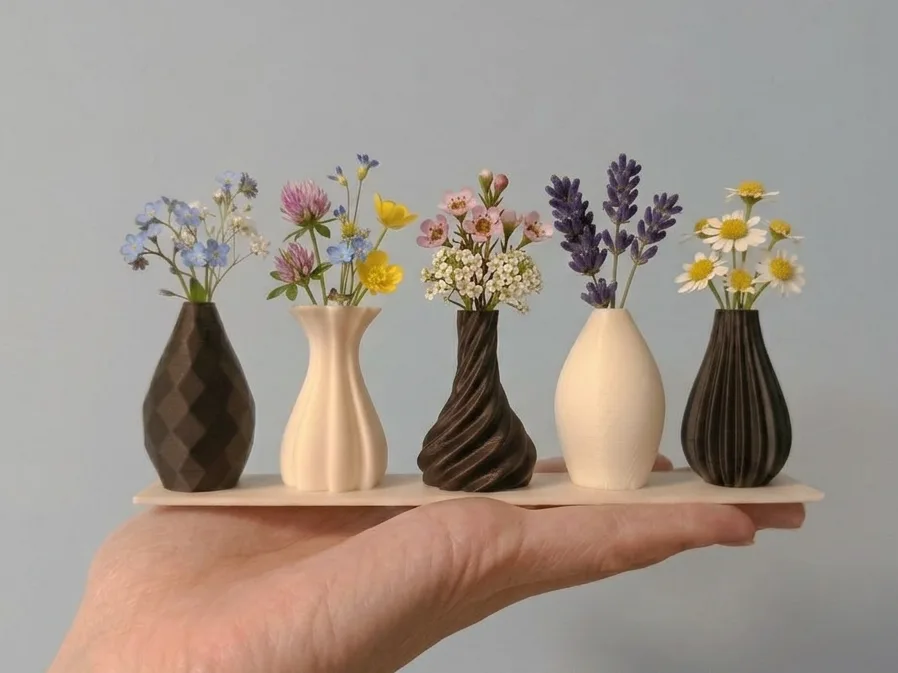 Juego de cinco floreritos de flor única