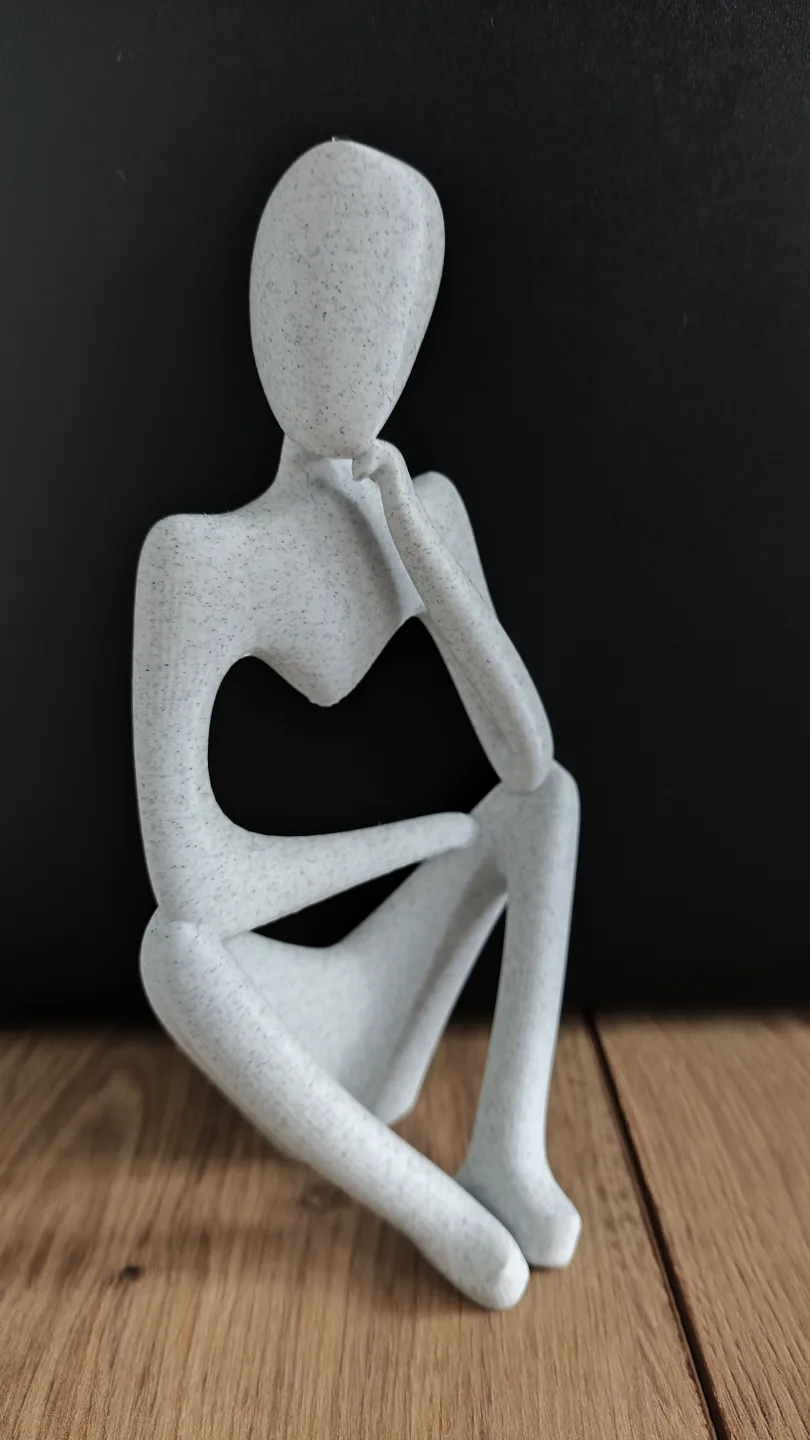 Escultura de figura pensando