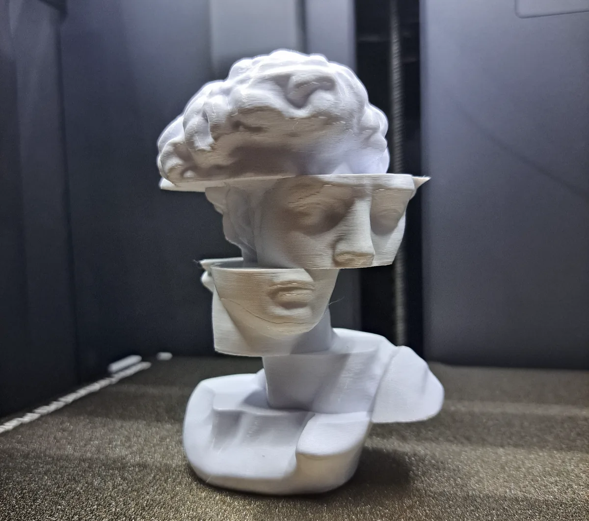 Escultura abstracta de curvas
