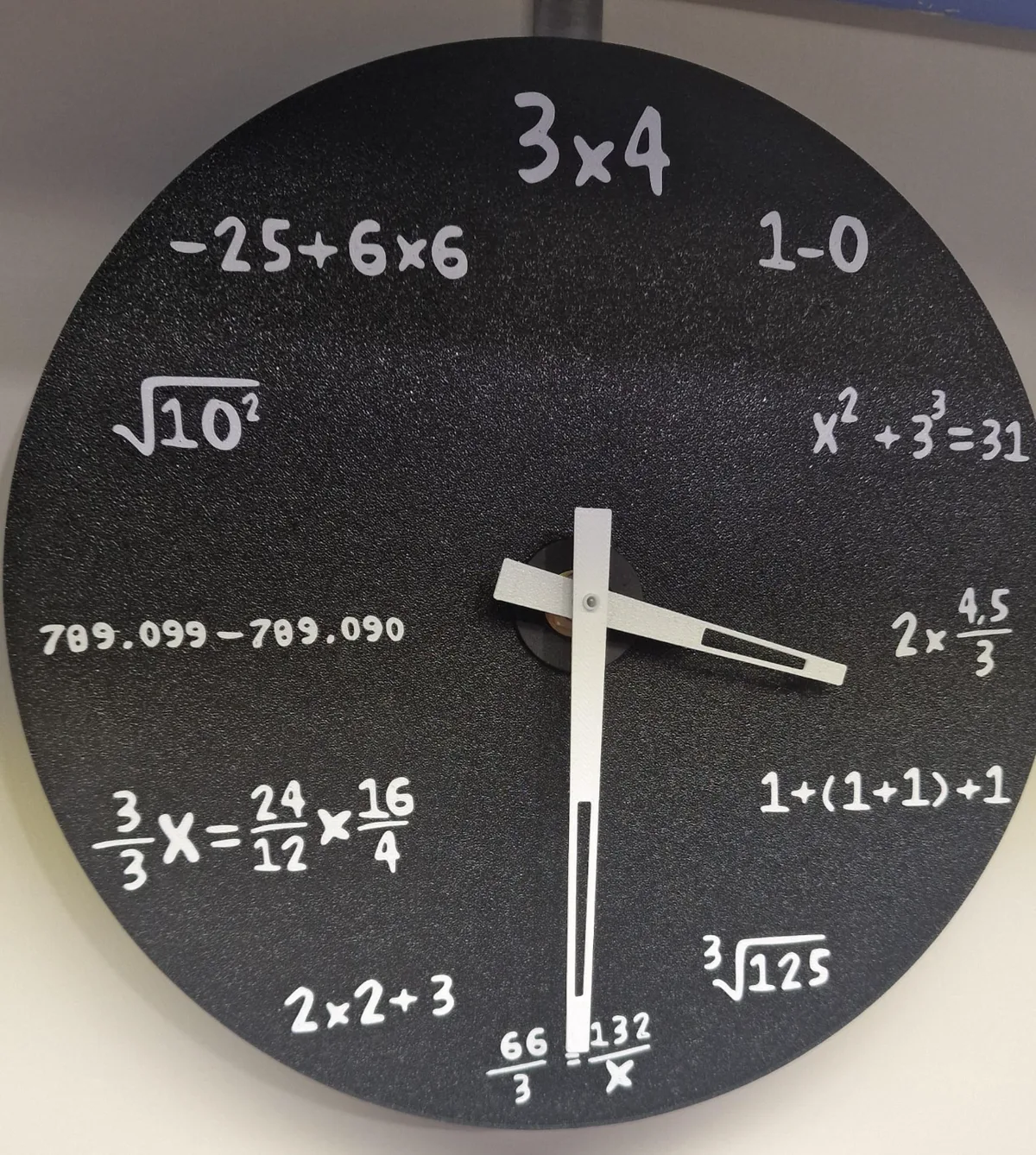 Reloj de pared con cuentas matemáticas
