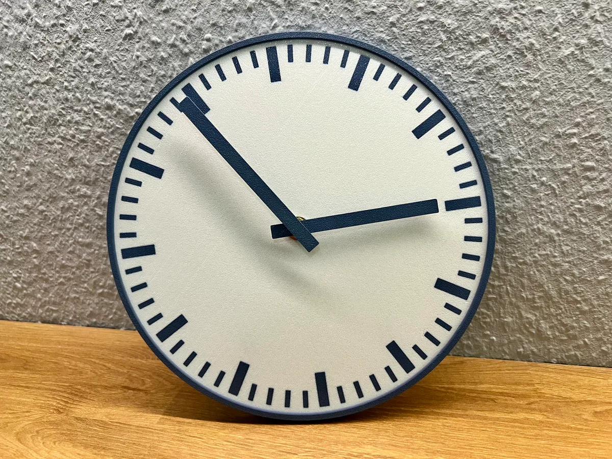 Reloj de pared con números grandes