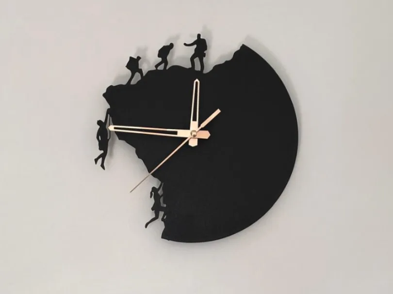 Reloj de pared con escalador