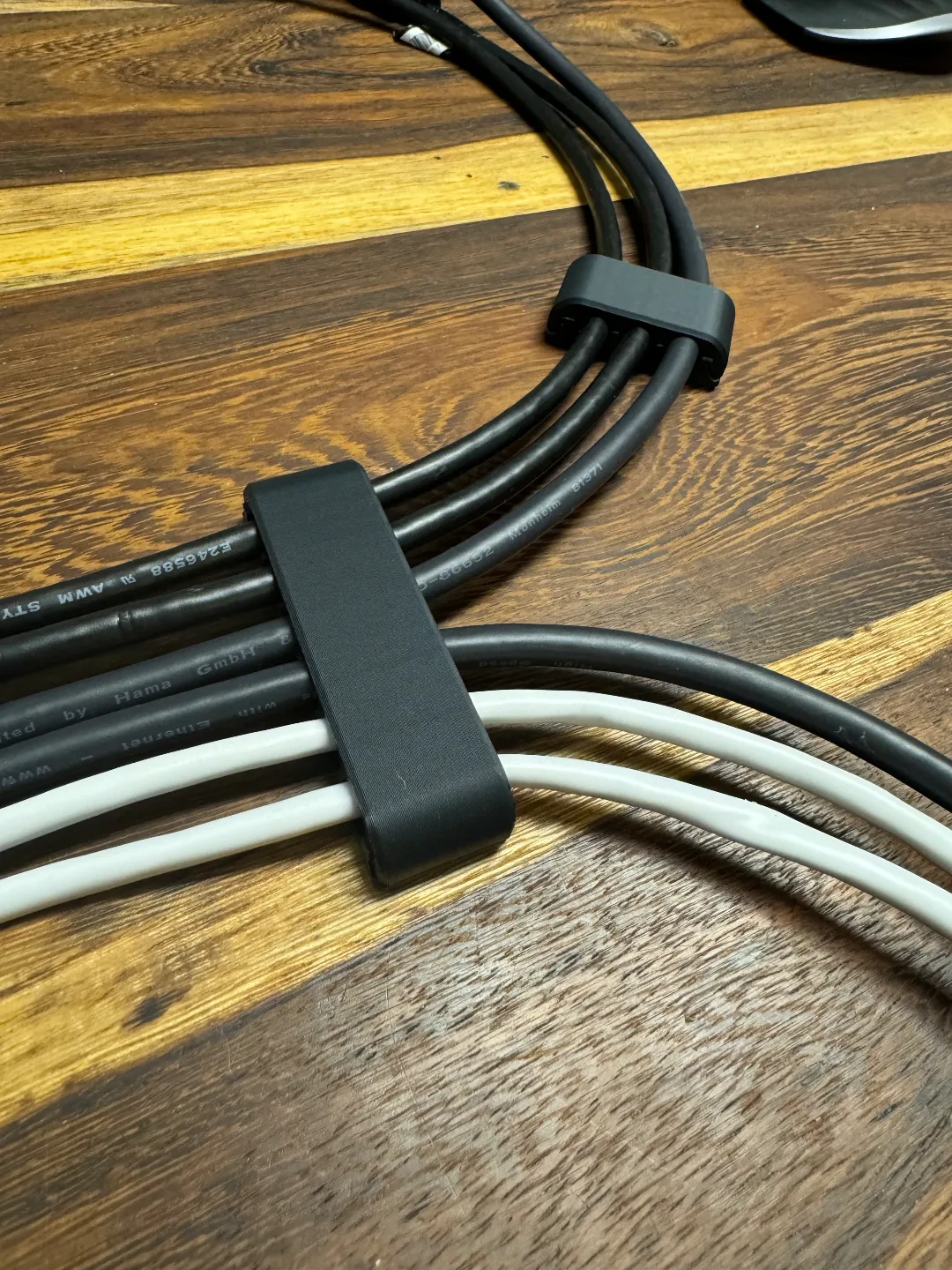 Clip organizador de cables para el escritorio