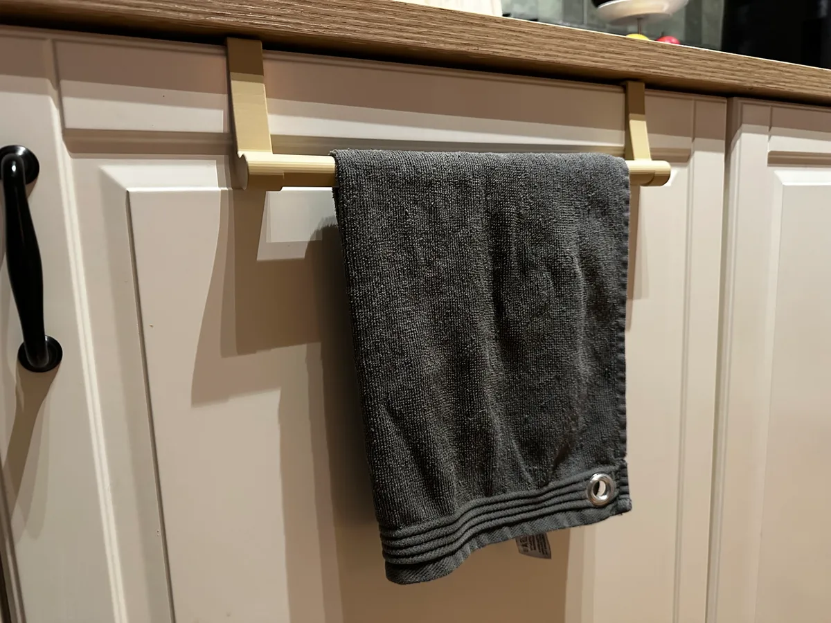 Colgador de repasador para la puerta del mueble