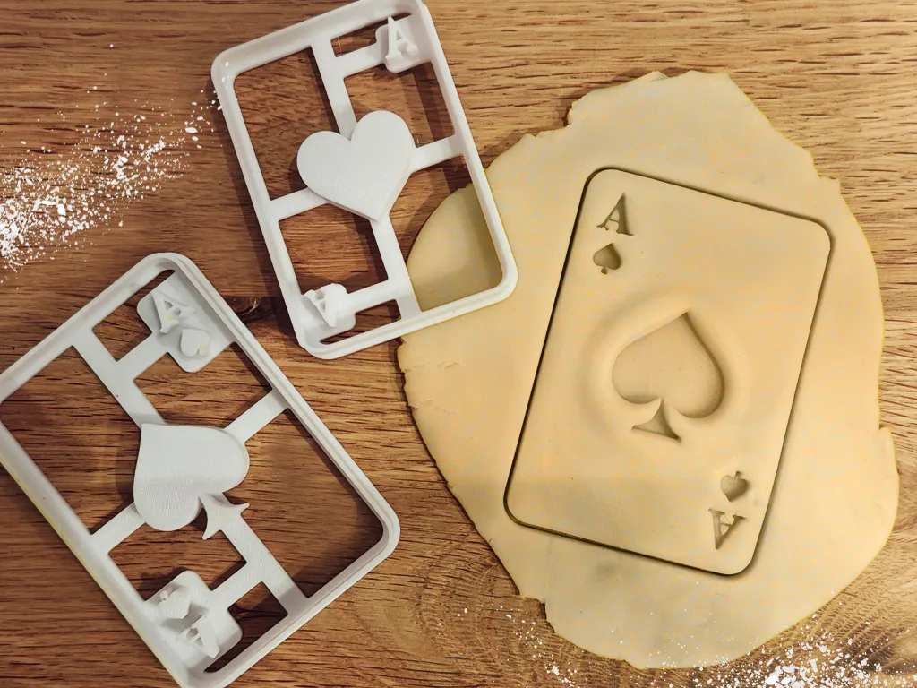Cortantes de galletitas con figuras de naipes