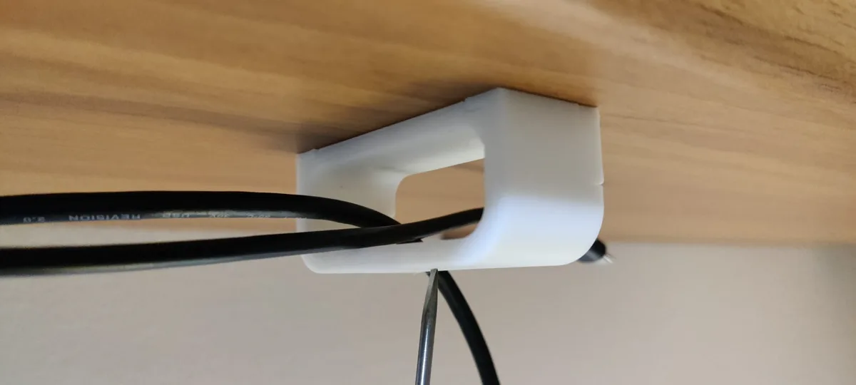Soporte de cables bajo el escritorio